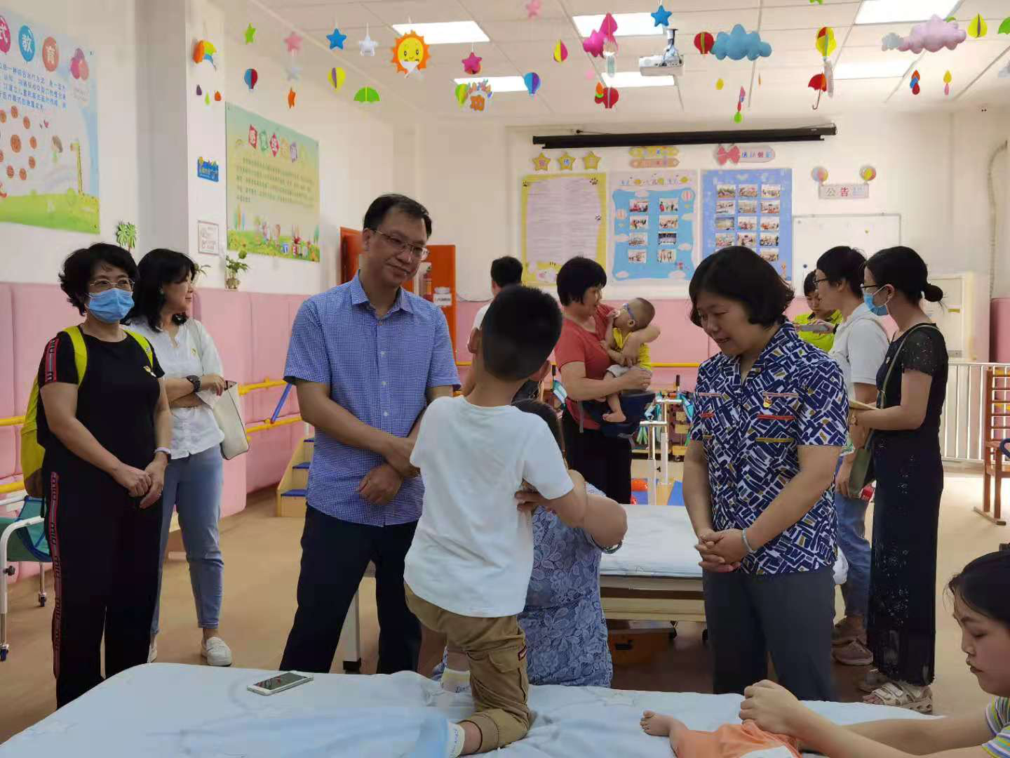 图为党员在梅州市残疾人康复服务中心进行业务指导.png