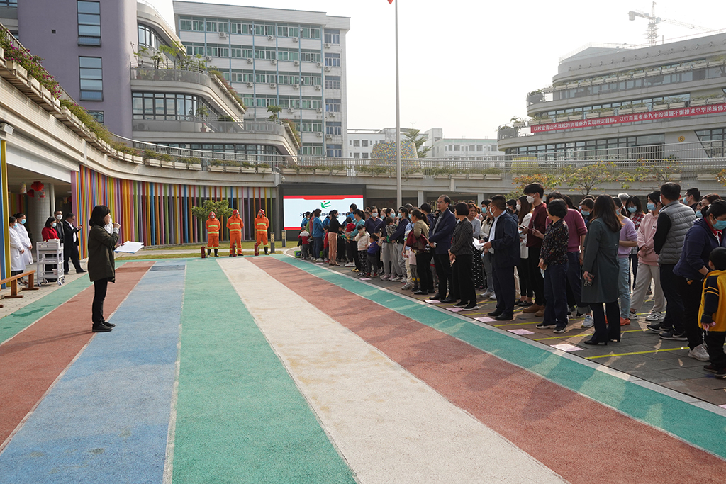 图为中心领导何丽辉点评此次消防演习疏散情况.JPG