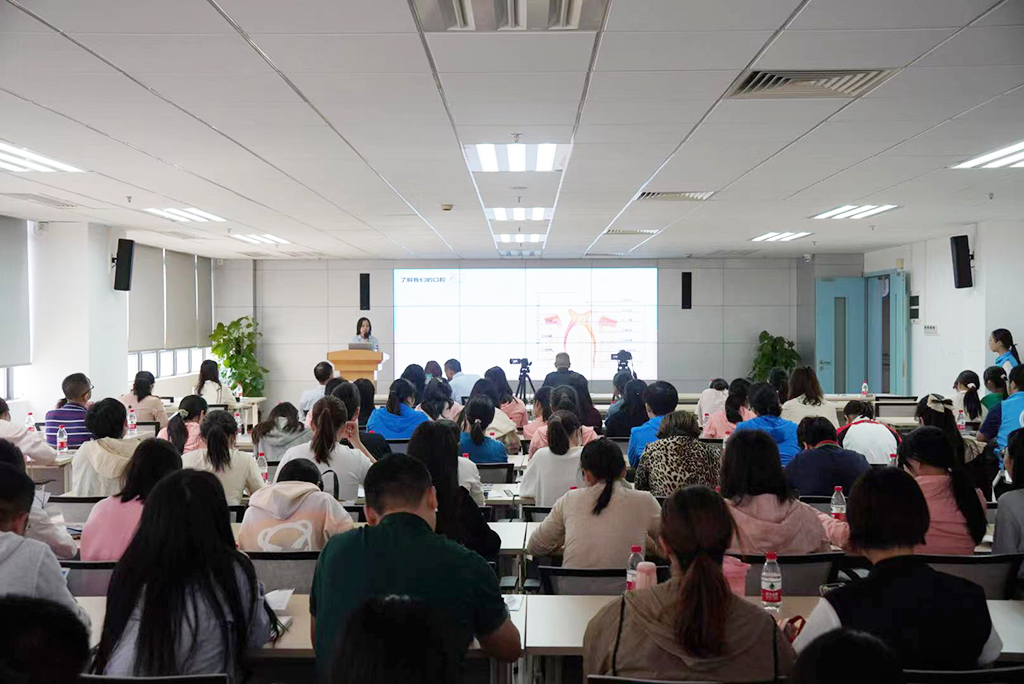 图为南方医科大学口腔医院的刘奕雯主治医师讲解儿童口腔不良习惯与疾病.jpg