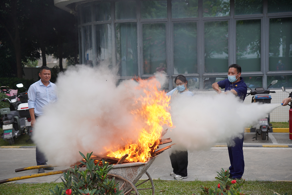 图为消防专业人员讲解消防器材使用方法及实操训练.jpg