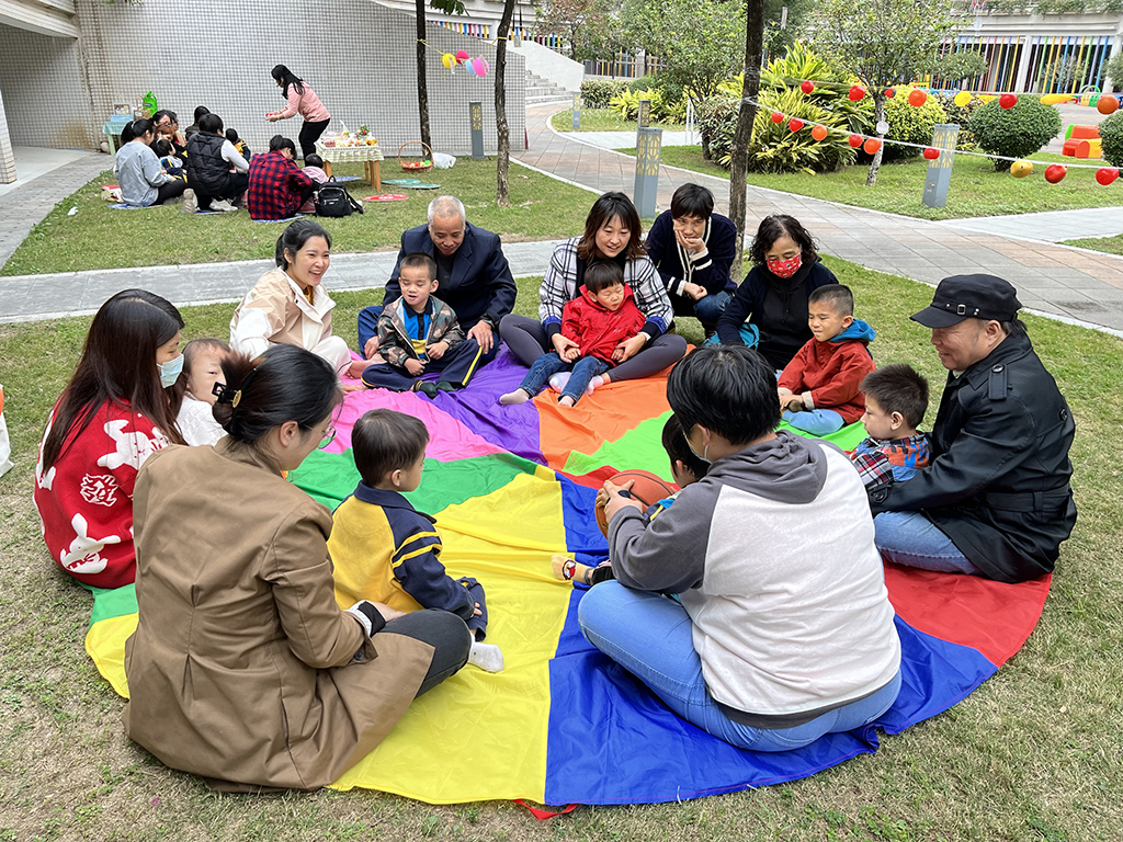 图为贝贝班组织《语言表达-水果名字我知道》游戏.jpg