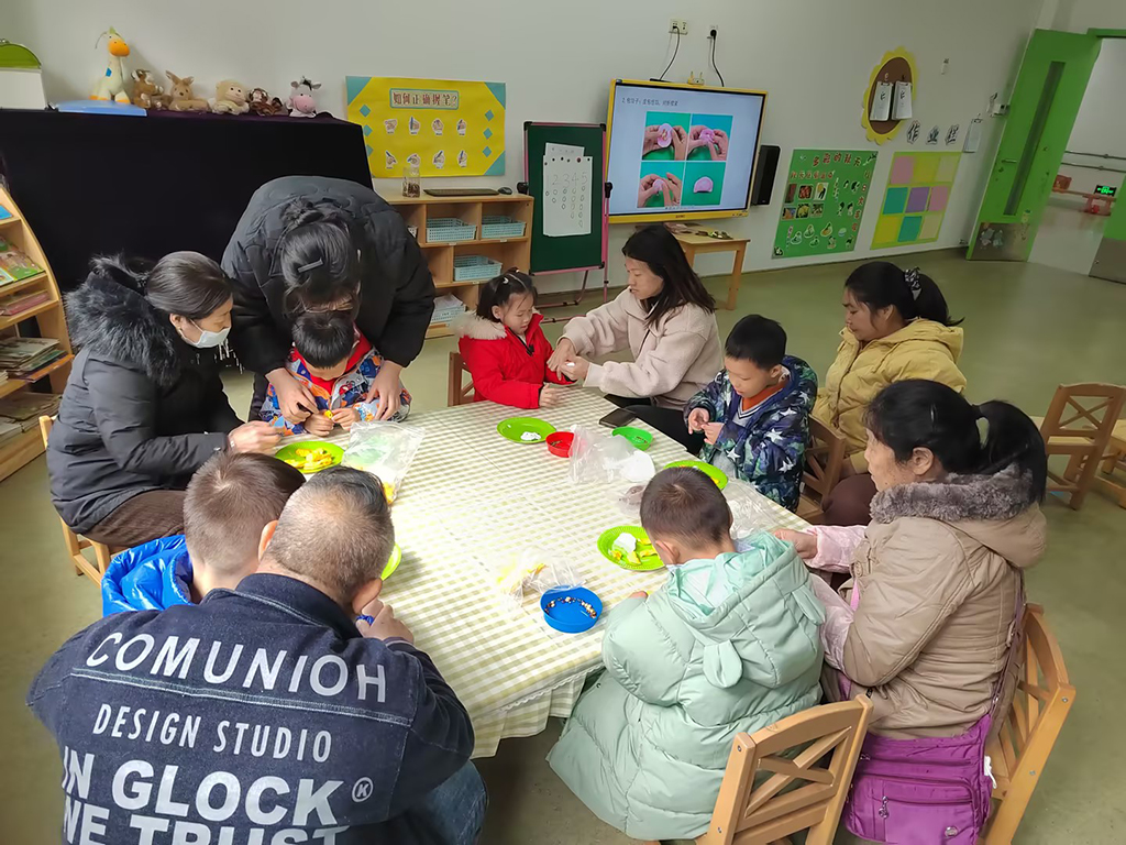 图为融融班《一起包饺子》活动.jpg